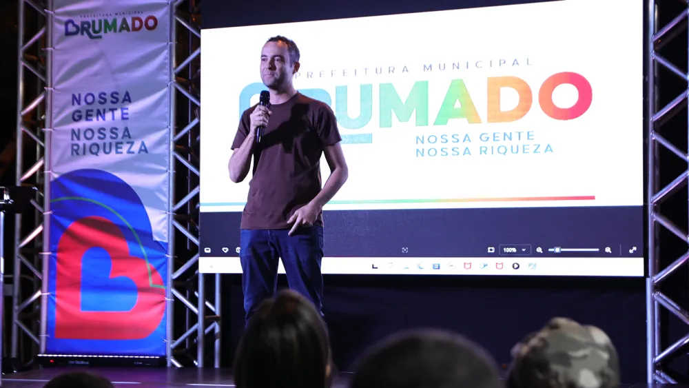Prefeito de Brumado assina ordem de serviço para requalificação do Estádio Gilbertão e do Mercado de Artes