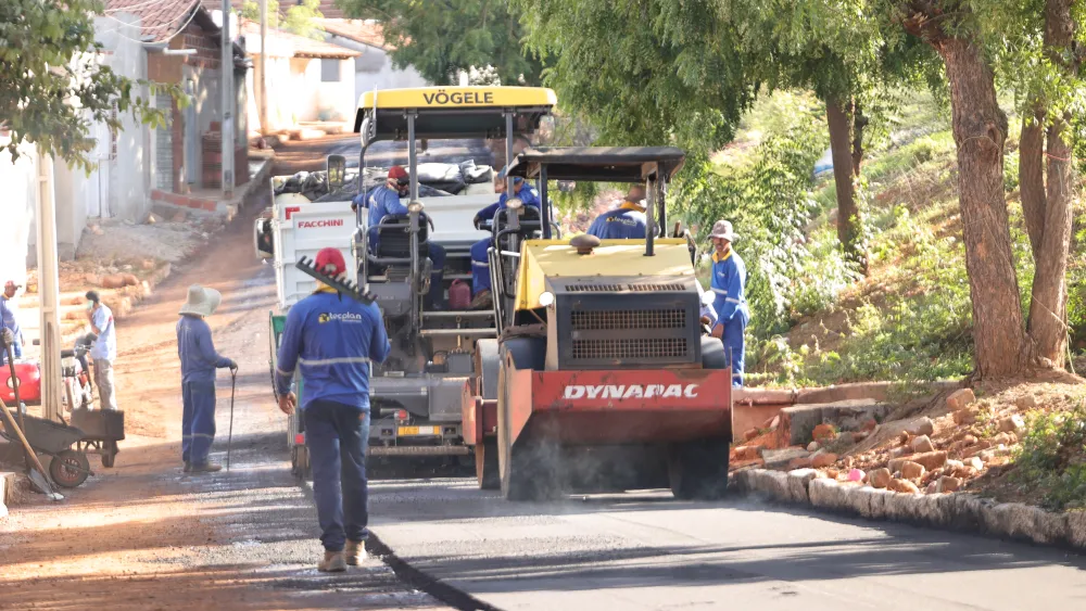 Prefeitura de Brumado intensifica obras de asfaltamento em diversos bairros da cidade