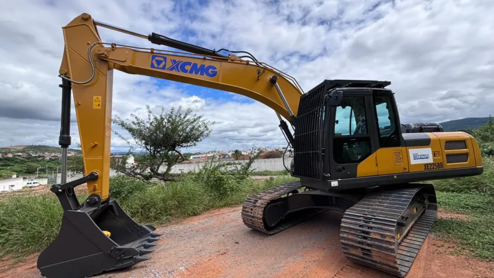 Brumado recebe escavadeira hidráulica da Codevasf para reforçar infraestrutura urbana e rural