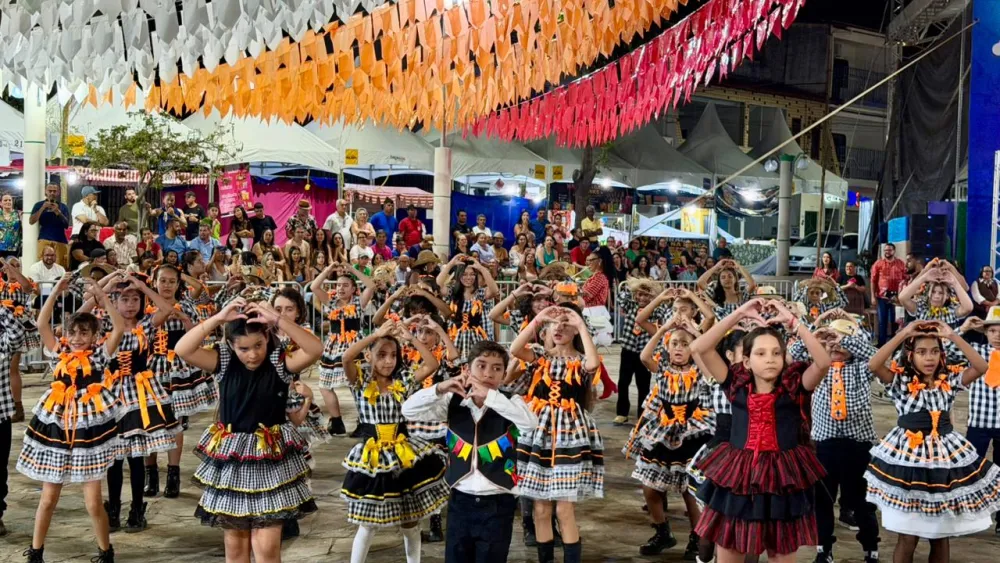 Apresentações juninas encantam público na Praça Coronel Zeca Leite e programação segue até sexta-feira