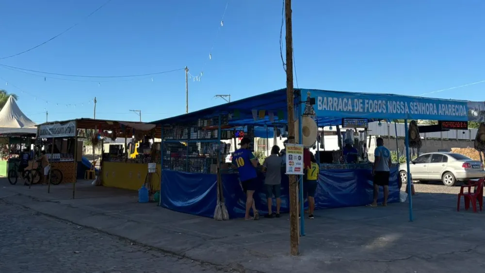 Barracas de artigos festivos passam a atender em novo endereço