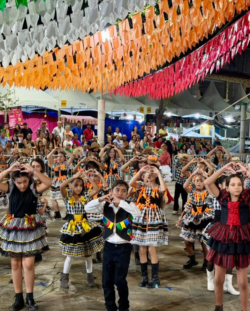 Apresentações juninas encantam público na Praça Coronel Zeca Leite e programação segue até sexta-feira