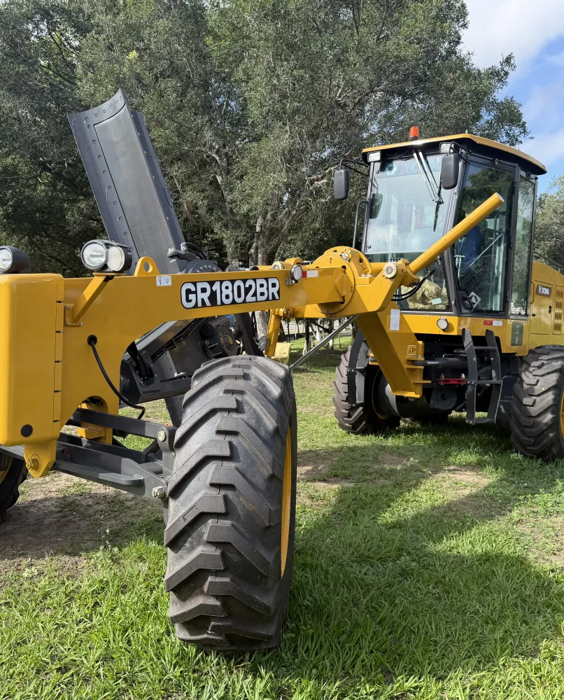 Brumado recebe motoniveladora para reforçar manutenção de estradas vicinais e fortalecer a zona rural