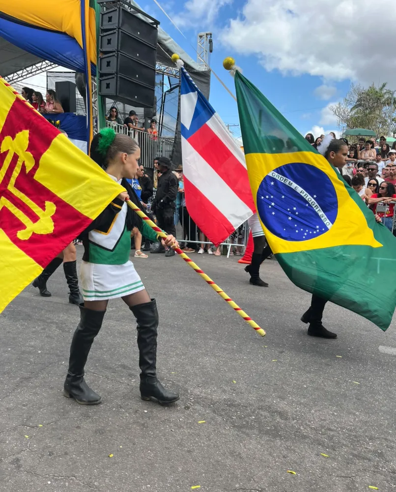 Cores, música e cidadania marcaram o desfile de 7 de Setembro em Brumado 