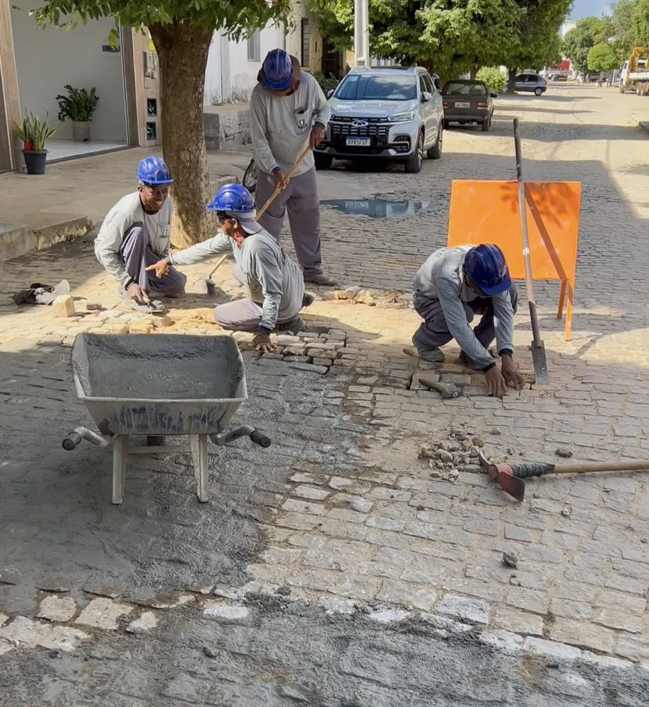Obras de esgotamento, pavimentação e revitalização urbana são realizadas pela Prefeitura em Brumado