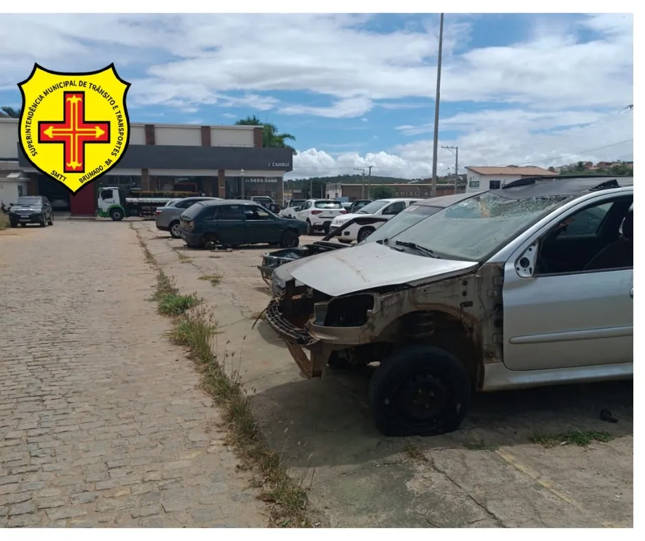 SMTT de Brumado remove veículos abandonados para melhorar mobilidade, segurança e saúde pública
