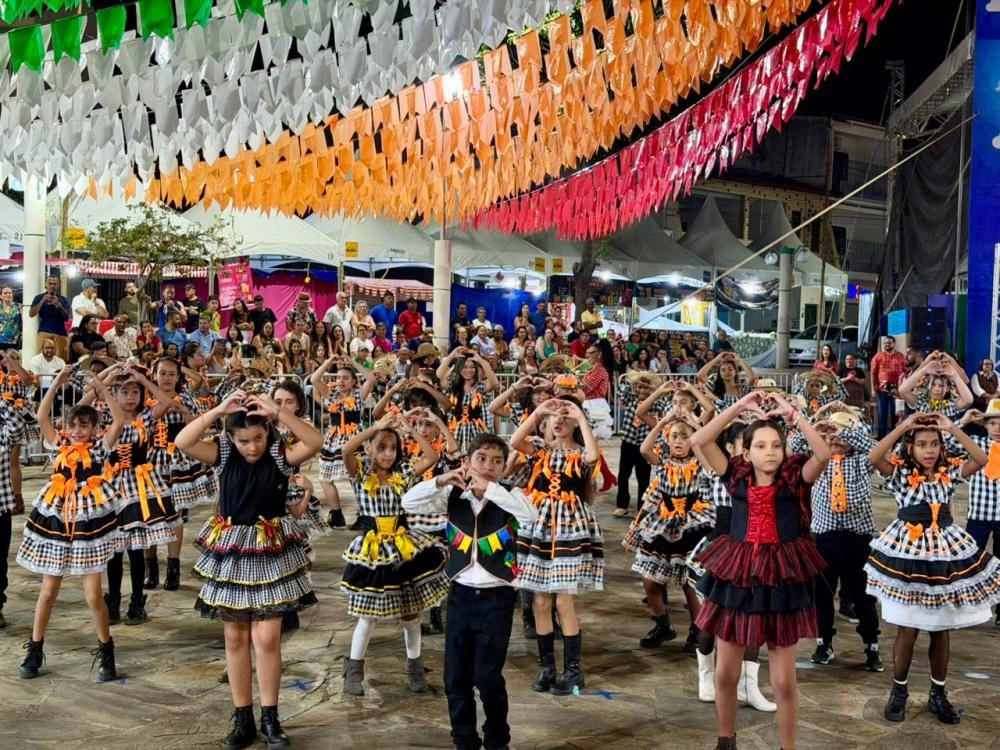 Apresentações juninas encantam público na Praça Coronel Zeca Leite e programação segue até sexta-feira