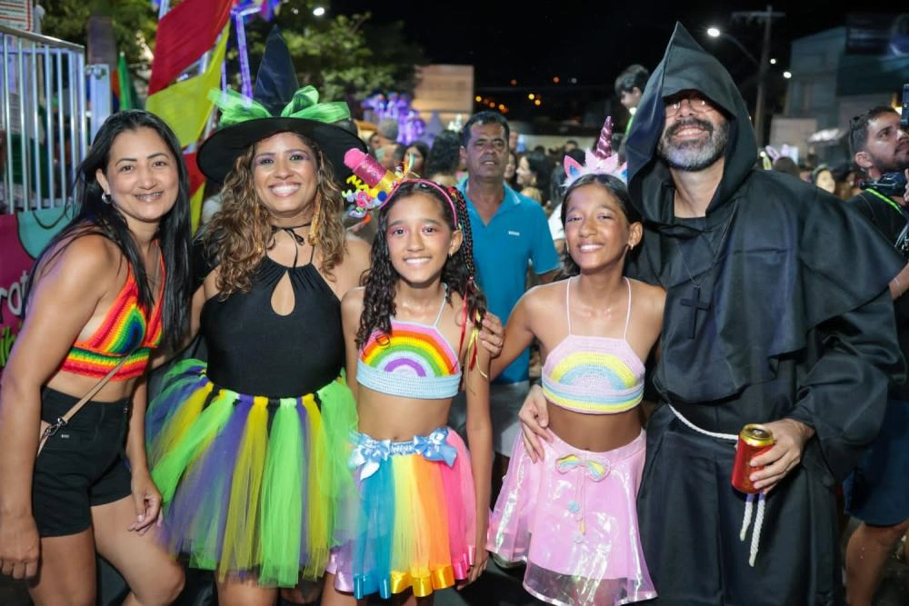 Bloco da Fantasia arrasta multidão no terceiro dia do CarnaBrumas 2026