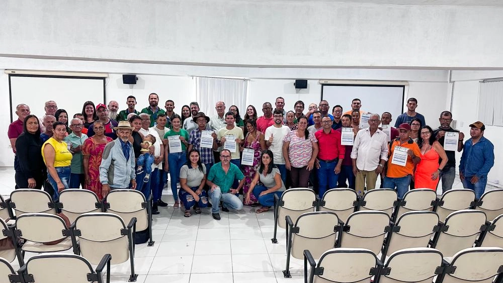 Produtores rurais de Brumado recebem documentação do CAF em evento promovido pela SEMAR