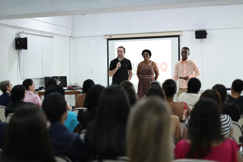 Prefeitura de Brumado dá posse a 33 monitores para atendimento a crianças com deficiência