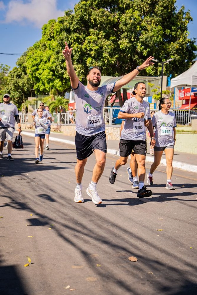 Corrida reúne cerca de mil pessoas em Brumado e arrecada mais de uma tonelada de alimentos
