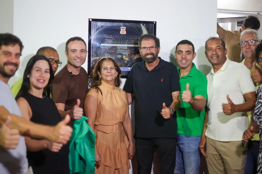Em noite de inauguração da Praça Berinha, prefeito anuncia pavimentação para ruas do bairro Olhos D’Água