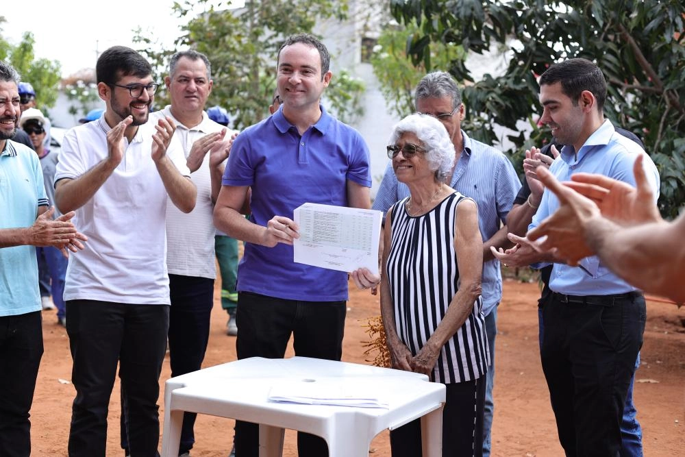 Prefeito assina ordem de serviço para pavimentação na Av Cleio Antônio Diniz e obra começa no mesmo dia