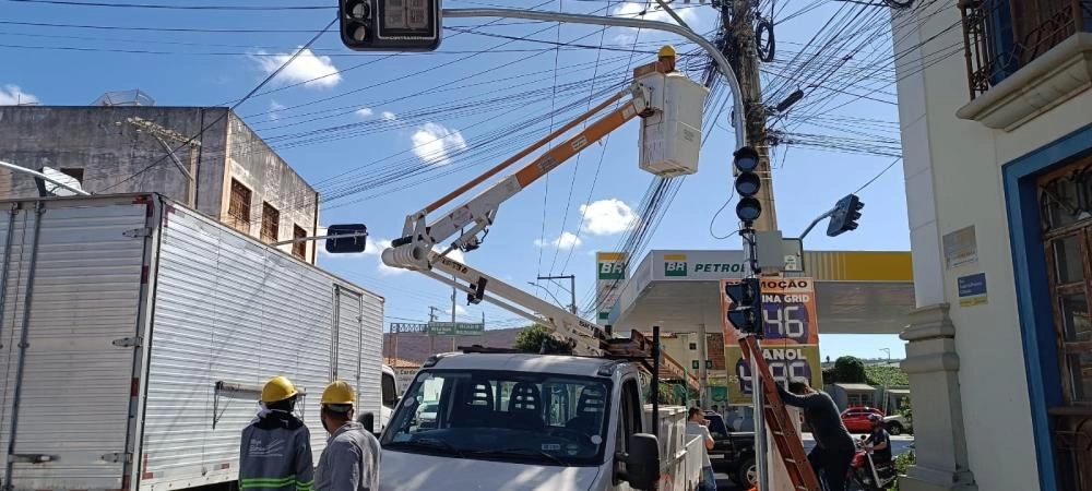 Brumado recebe novo semáforo na saída para Livramento e modernização em frente ao Fórum