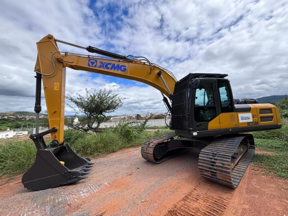 Brumado recebe escavadeira hidráulica da Codevasf para reforçar infraestrutura urbana e rural