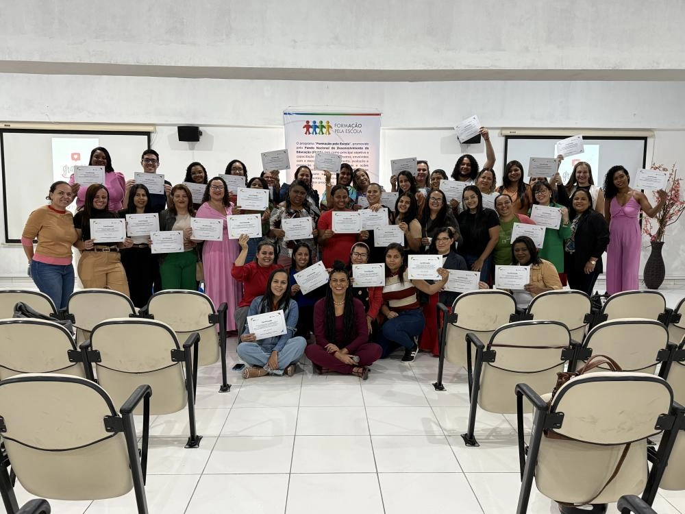 Cursistas do Programa Formação pela Escola são certificados em Brumado