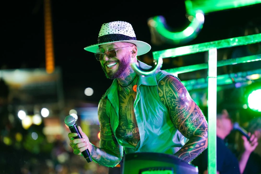 Igor Kannário, artistas locais e regionais sacudiram o público no primeiro dia do CarnaBrumas 2026. Confira os cliques!