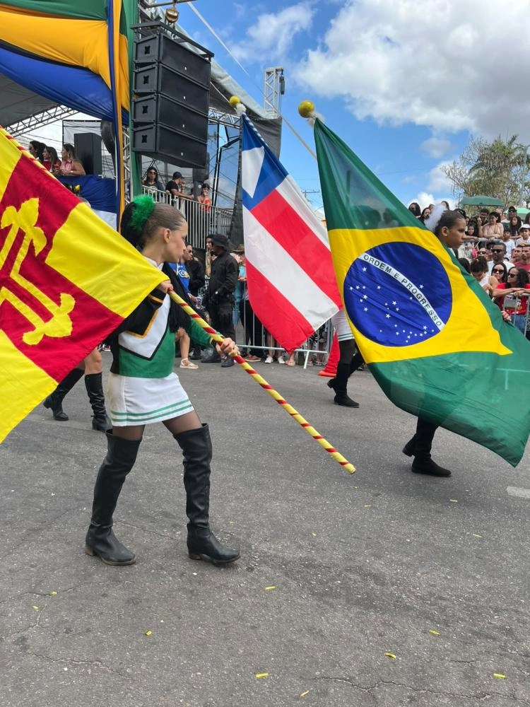 Cores, música e cidadania marcaram o desfile de 7 de Setembro em Brumado 